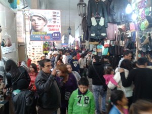 Links und rechts jede Menge Stände die alles verkaufen - Kleidung, Schmuck, Lederwaren, Schuhe und auch Make-Up - das war so das Neuste für mich