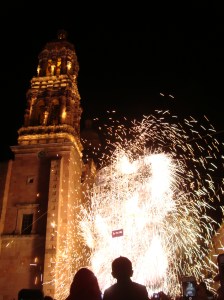 Kathedrale mit Feuerwerk nebenan