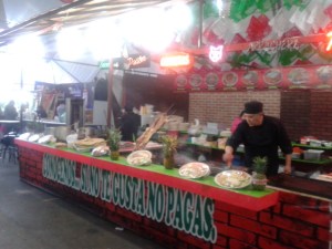 Essen, Essen, Essen - und zwar auch Spezialitäten aus ganz Mexiko. Und wer ein bisschen Spanisch kann und liest: Wem es nicht schmeckt, zahlt nicht.