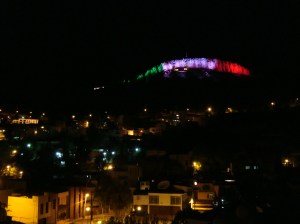 Sehr patriotisch - ein ganzer Berg wird mit den Nationalfarben beleuchtet.