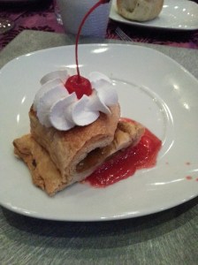 Als Nachtisch gab es übrigens Apfelstrudel - nicht zu fassen. Da bin ich in Mexiko und beim Gala-Dinner serviert man mir eine Österreich/Deutsche Spezialität... hätten es nicht Crêpes sein können oder Tiramisu??
